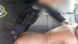 ممارسة الجنس في السيارة مع رجل يرتدي شرطي