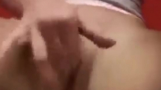 امرأة شقراء هي تئن في حين أن تصبت بقوة لأنها تشعر بتحسن من أي وقت مضى.