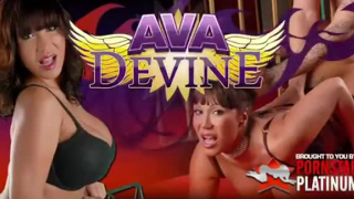 تستعد Ava Devine و Brittany Stockin لامتصاص ديك صلب ، بينما على الأريكة