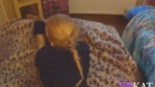 في سن المراهقة الصغيرة ذات الشعر الداكن تتعرض للخبط أمام الكاميرا في غرفة نومها
