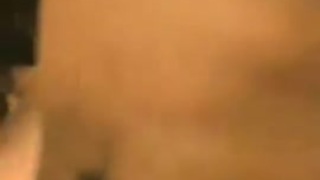 الزوج يعطي رأس زوجته على الكاميرا