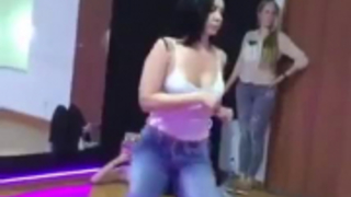 فتاة ساخنة ذات شعر قصير وكبيرة الثدي ، تحب جيني لي أن تواصل الرقص من أجل المال