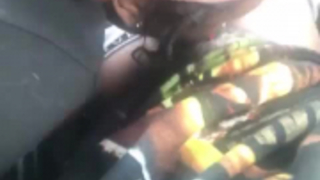 جلام وقحة في زي غريب تمتص اثنين من ديكس.