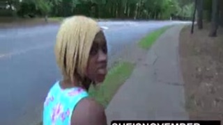 يحصل على اللسان في شارع مزدحم قبل أخذ