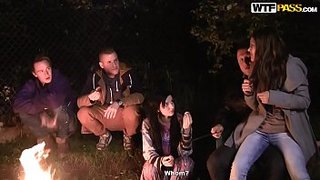 الجنس في الغابة في نار المخيم مع العديد من الأزواج